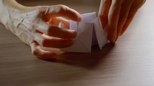 Frau Spielt Mit Dem Papier Origami Schiffchen Falten Es Auf Tisch Und Umzug Close Up