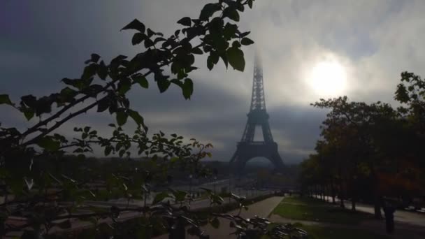 úžasný výhled na Eiffelovu věž v twilight, slunce nebo měsíc je za mraky, kýval stromem