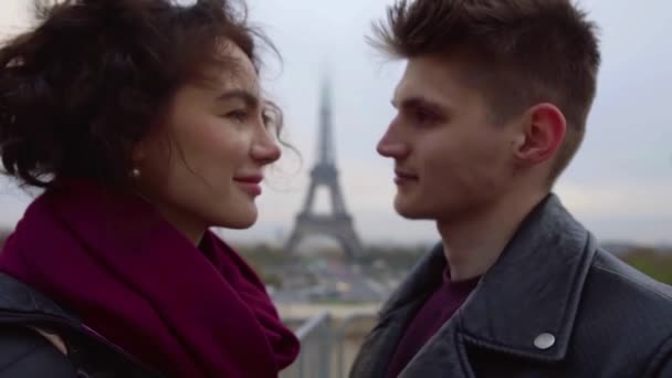Gros Plan D Un Beau Jeune Couple Qui Se Fixe Les Yeux En Plein Air En Souriant Video Yarmedia C Gros Plan D Un Beau Jeune Couple Qui Se Fixe Les Yeux En Plein Air En Souriant Video Yarmedia C