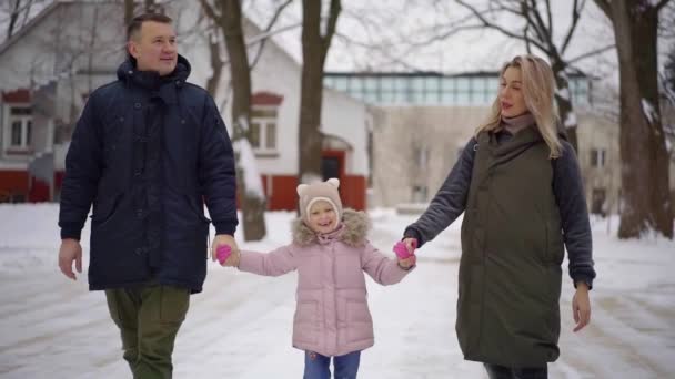 Téléchargement gratuit Images Femme Et Homme Adulte Se Promenent Avec Leur Petite Fille Drole dernière par