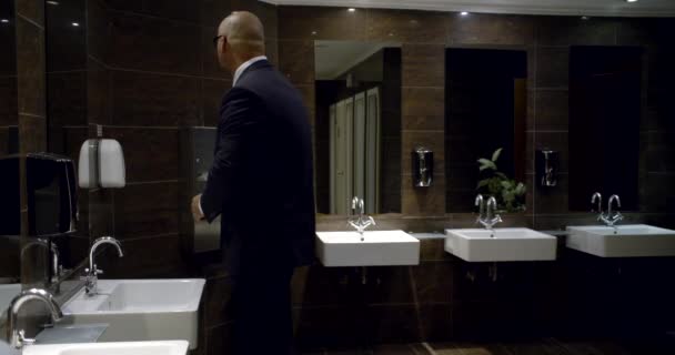 Urinieren Stockvideos, lizenzfreies Urinieren Filmmaterial | Depositphotos®