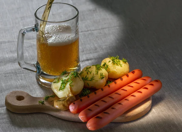 Beer Grilled Sausages Potatoes Mustard — Stock Photo, Image
