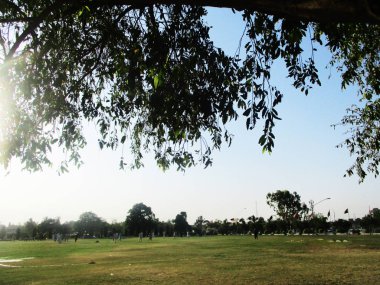 mavi gökyüzü bulutlar ağaçlar ve manzara