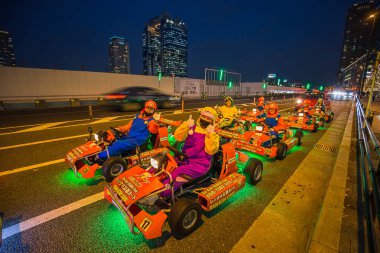Osaka Street, Osaka, Japonya: Kasım 2017 - Mario Kart kış gece ışık aydınlatma olayıyla şehir Osaka, Kansai, Japonya Osaka İstasyonu çevresinde kostümleri ile