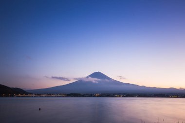 Fuji Dağı Gölü Kawaguchiko baharat Japonya sonbaharda görüntülendi.