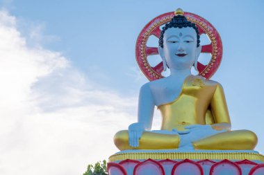 Pagoda stupa Wat-Pratatdoikham (Tapınak adı), Chiangmai, Tayland - dua ve ibadet Budist için Buda heykeli.