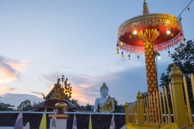 Pagoda stupa Wat-Pratatdoikham (Tapınak adı), Chiangmai, Tayland - dua ve ibadet Budist için Buda heykeli.