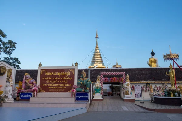ปของว ดพระธาต ในเช ยงใหม ประเทศไทย ทธศาสนาและน องเท ยวจ านวนมากมาอธ ษฐานและนม — ภาพถ่ายสต็อก