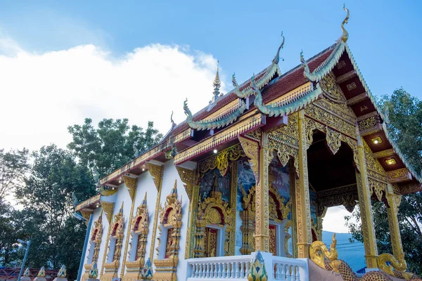 ปของว ดพระธาต ในเช ยงใหม ประเทศไทย ทธศาสนาและน องเท ยวจ านวนมากมาอธ ษฐานและนม — ภาพถ่ายสต็อก