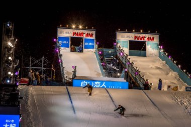Sapporo kar Festivali, Odori Park, Sapporo, Hokkaido, Japonya - Şubat 2018: düz platform adı park hava bir kar yağışı ile dünyanın ünlü festivalin atlama Snowboard.