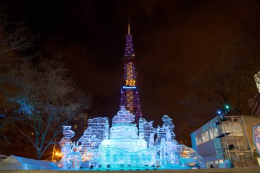 Odori Park, Sapporo, Hokkaido Japonya - Şubat 2018: Kar heykel Sapporo kar Festivali Sapporo televizyon kulesi arka plan ile