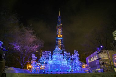 Odori Park, Sapporo, Hokkaido Japonya - Şubat 2018: Kar heykel Sapporo kar Festivali Sapporo televizyon kulesi arka plan ile