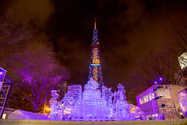Odori Park, Sapporo, Hokkaido Japonya - Şubat 2018: Kar heykel Sapporo kar Festivali Sapporo televizyon kulesi arka plan ile