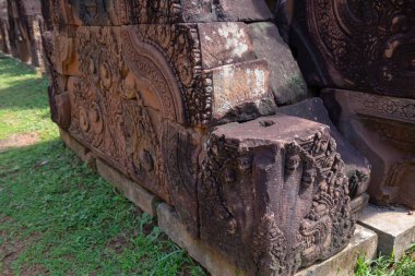 10. yüzyılın binalarını süsleyen ve Hindu tanrısı Shiva 'ya adanmış Angkor Kompleksi, Asya' daki Banteay Srei Tapınağı (Ban Tai Srei Tapınağı).