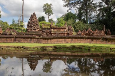 10. yüzyılın binalarını süsleyen ve Hindu tanrısı Shiva 'ya adanmış Angkor Kompleksi, Asya' daki Banteay Srei Tapınağı (Ban Tai Srei Tapınağı).