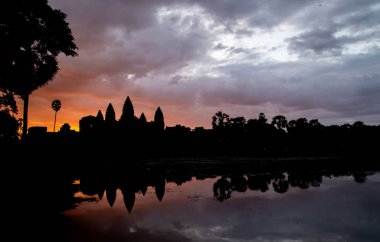 Altın gökyüzü şeklinde Angkor Wat Siem Reap, Kamboçya dünya mirası kelimenin yedi harikasından biri olarak antik tapınak girişinde karmaşık görünümünü gündoğumu.