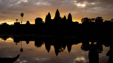 Altın gökyüzü şeklinde Angkor Wat Siem Reap, Kamboçya dünya mirası kelimenin yedi harikasından biri olarak antik tapınak girişinde karmaşık görünümünü gündoğumu.