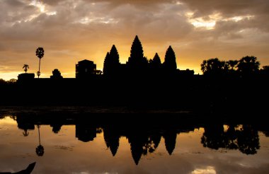 Altın gökyüzü şeklinde Angkor Wat Siem Reap, Kamboçya dünya mirası kelimenin yedi harikasından biri olarak antik tapınak girişinde karmaşık görünümünü gündoğumu.