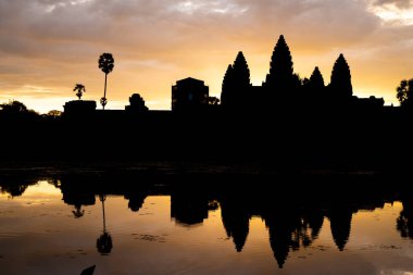 Altın gökyüzü şeklinde Angkor Wat Siem Reap, Kamboçya dünya mirası kelimenin yedi harikasından biri olarak antik tapınak girişinde karmaşık görünümünü gündoğumu.