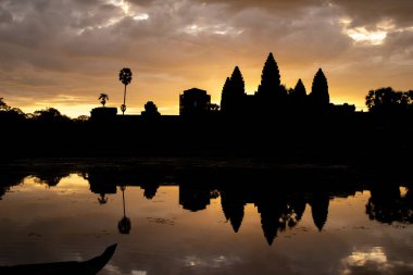 Altın gökyüzü şeklinde Angkor Wat Siem Reap, Kamboçya dünya mirası kelimenin yedi harikasından biri olarak antik tapınak girişinde karmaşık görünümünü gündoğumu.