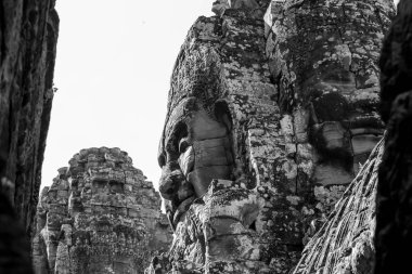 Antik tapınak taş Bayon Angkor adıyla Siem Reap, Kamboçya yüzler. Bayon'ın en belirgin özelliktir birçok kuleleri sakin ve gülümseyen taş yüzleri çok sayıda 