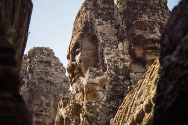 Antik tapınak taş Bayon adıyla dönük Angkor Thom, Siem Reap, Kamboçya. Bayon'ın en belirgin özelliktir birçok kuleleri sakin ve gülümseyen taş yüzleri çok sayıda.