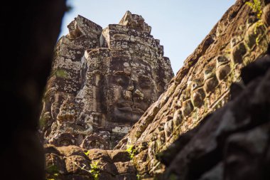 Antik tapınak taş Bayon adıyla dönük Angkor Thom, Siem Reap, Kamboçya. Bayon'ın en belirgin özelliktir birçok kuleleri sakin ve gülümseyen taş yüzleri çok sayıda.