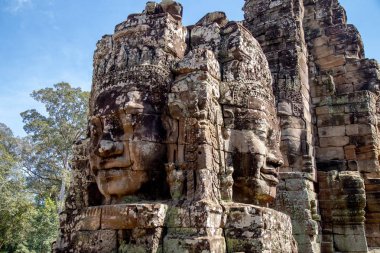 Antik tapınak taş Bayon adıyla dönük Angkor Thom, Siem Reap, Kamboçya. Bayon'ın en belirgin özelliktir birçok kuleleri sakin ve gülümseyen taş yüzleri çok sayıda.