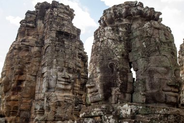 Antik tapınak taş Bayon Angkor adıyla Siem Reap, Kamboçya yüzler. Bayon'ın en belirgin özelliktir birçok kuleleri sakin ve gülümseyen taş yüzleri çok sayıda