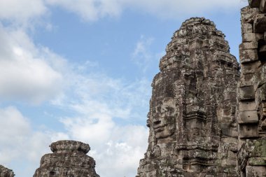 Antik tapınak taş Bayon Angkor adıyla Siem Reap, Kamboçya yüzler. Bayon'ın en belirgin özelliktir birçok kuleleri sakin ve gülümseyen taş yüzleri çok sayıda