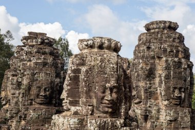 Antik tapınak taş Bayon Angkor adıyla Siem Reap, Kamboçya yüzler. Bayon'ın en belirgin özelliktir birçok kuleleri sakin ve gülümseyen taş yüzleri çok sayıda