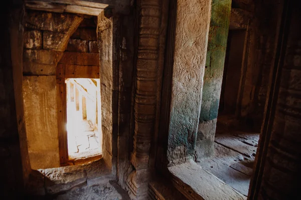 Antik tapınak taş Bayon adıyla dönük Angkor Thom, Siem Reap, Kamboçya. Bayon'ın en belirgin özelliktir birçok kuleleri sakin ve gülümseyen taş yüzleri çok sayıda.