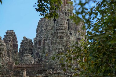 Antik tapınak taş Bayon Angkor adıyla Siem Reap, Kamboçya yüzler. Bayon'ın en belirgin özelliktir birçok kuleleri sakin ve gülümseyen taş yüzleri çok sayıda