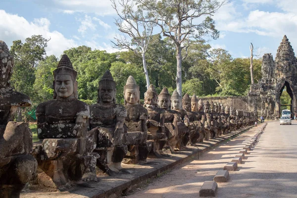 Bogowie Południowej Bramy Angkor Thom Kambodża — Zdjęcie stockowe