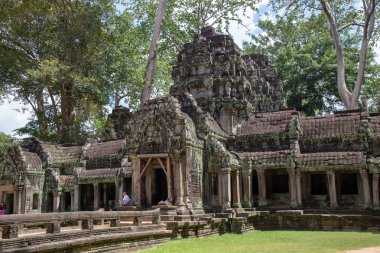 Ta Prohm Angkor Wat Kamboçya. Ta Prohm antik Tapınağı Angkor Wat, Kamboçya nerede orman ağaç köklerinin gerçeküstü dünya üreten bu antik yapıların Duvar ile iç içe.