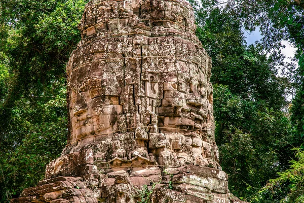 プローム アンコール ワット カンボジア アンコール ワット カンボジアのジャングルの木の根がシュールな世界を作り出すこれらの古代の構造の石積みと絡み合い プロームの古代寺院 — ストック写真