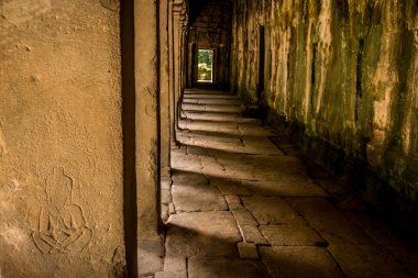 Ta Prohm Angkor Wat Kamboçya. Ta Prohm antik Tapınağı Angkor Wat, Kamboçya nerede orman ağaç köklerinin gerçeküstü dünya üreten bu antik yapıların Duvar ile iç içe.