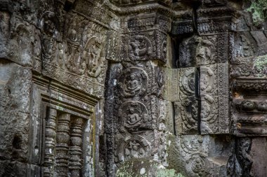Ta Prohm Angkor Wat Kamboçya. Ta Prohm antik Tapınağı Angkor Wat, Kamboçya nerede orman ağaç köklerinin gerçeküstü dünya üreten bu antik yapıların Duvar ile iç içe.