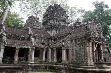 Ta Prohm Angkor Wat Kamboçya. Ta Prohm antik Tapınağı Angkor Wat, Kamboçya nerede orman ağaç köklerinin gerçeküstü dünya üreten bu antik yapıların Duvar ile iç içe.