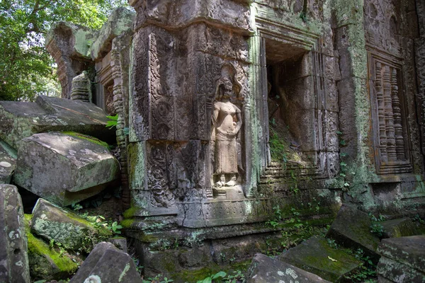 Prohm Angkor Wat 柬埔寨 柬埔寨吴哥窟的塔普伦古庙 丛林树木的根部与这些古老建筑的砖石交织在一起 产生了超现实的世界 — 图库照片