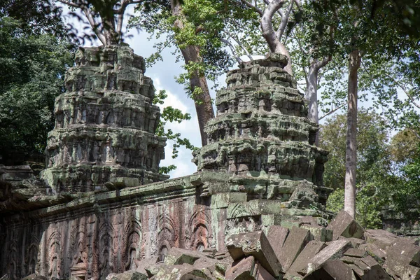 Prohm Angkor Wat 柬埔寨 柬埔寨吴哥窟的塔普伦古庙 丛林树木的根部与这些古老建筑的砖石交织在一起 产生了超现实的世界 — 图库照片