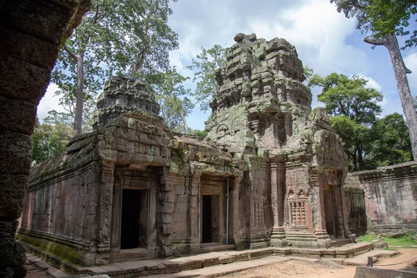 Prohm Angkor Wat 柬埔寨 柬埔寨吴哥窟的塔普伦古庙 丛林树木的根部与这些古老建筑的砖石交织在一起 产生了超现实的世界 — 图库照片