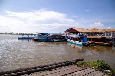 Taşkın köyü adı Kampong Phluk kayan köyü Tonle Sap Gölü, Siem Reap Eyaleti, Kamboçya