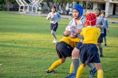 Mini Rugby maçı, Vajiravudh üniversite, Bangkok, Tayland - Kasım 2018: Mini Rugby yaş 10-12 yaş çocuklar Tayland Rugby okul oyun sırasında oyuncu eylem ile.