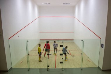 Maç, Vajiravudh üniversite, Bangkok, Tayland - Kasım 2018 squash: okul squash turnuva oyuncu oynarken çiftler squash rekabet dört oyuncu ile.