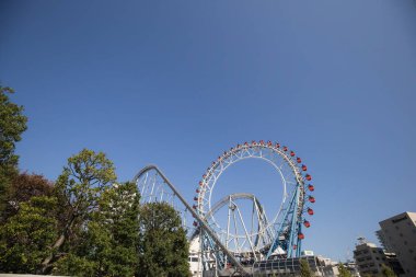 Tokyo, Japonya - Kasım 2017: Dönme dolap Laqua toplum merkezi Tokyo, Tokyo Dome mavi gökyüzü ile yanındaki alt görünümünü