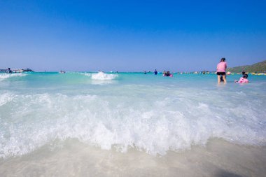 Koh Larne adasının deniz manzarası. Alanda Pattaya, Tayland turizm, sürü ile küçük tropikal plaj beyaz kum ve mavi deniz, mükemmel seyahat için.