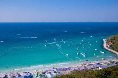 Havadan görünümü ile deniz manzarası Koh Larne ada. Pattaya, Tayland turizm, çok küçük ada beyaz kumları ve mavi deniz, mükemmel seyahat için.