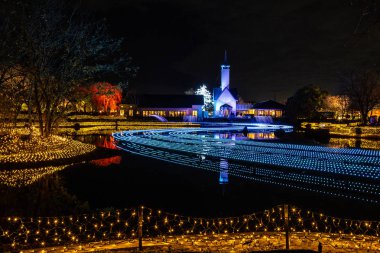 Mie, Japan - Aralık 2018: Landmark Nabana yok Sato bahçe su ve led yansıma ışık ile Nagaşima alanda ışık aydınlatma ile gece