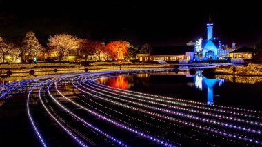 Mie, Japan - Aralık 2018: Landmark Nabana yok Sato bahçe su ve led yansıma ışık ile Nagaşima alanda ışık aydınlatma ile gece